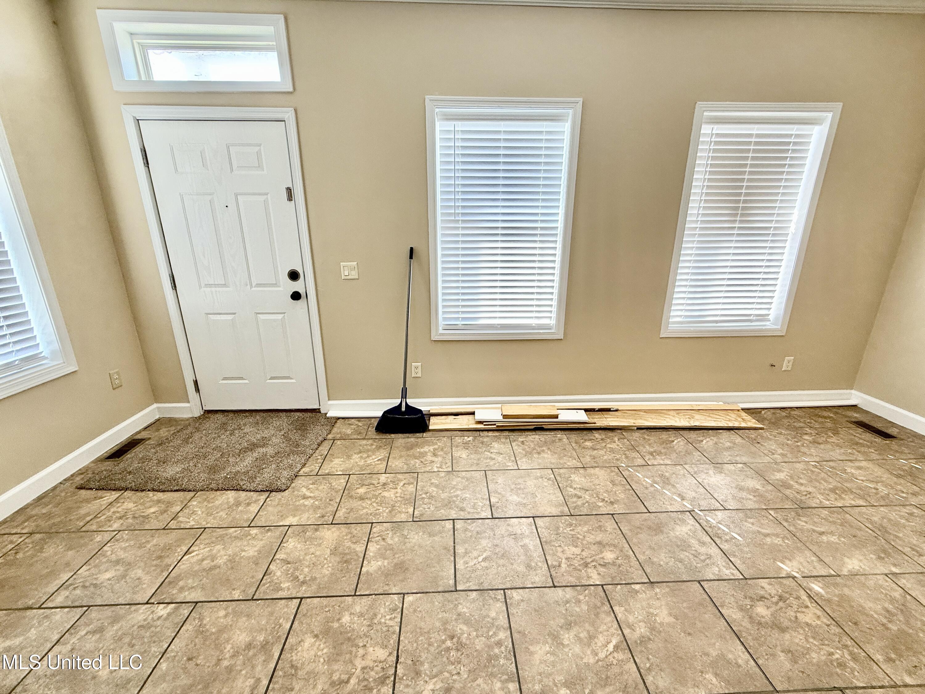 2000 Magazine Street, Unit B Ocean Springs, MS 39564 - Photo 5 of 28 Welcome home