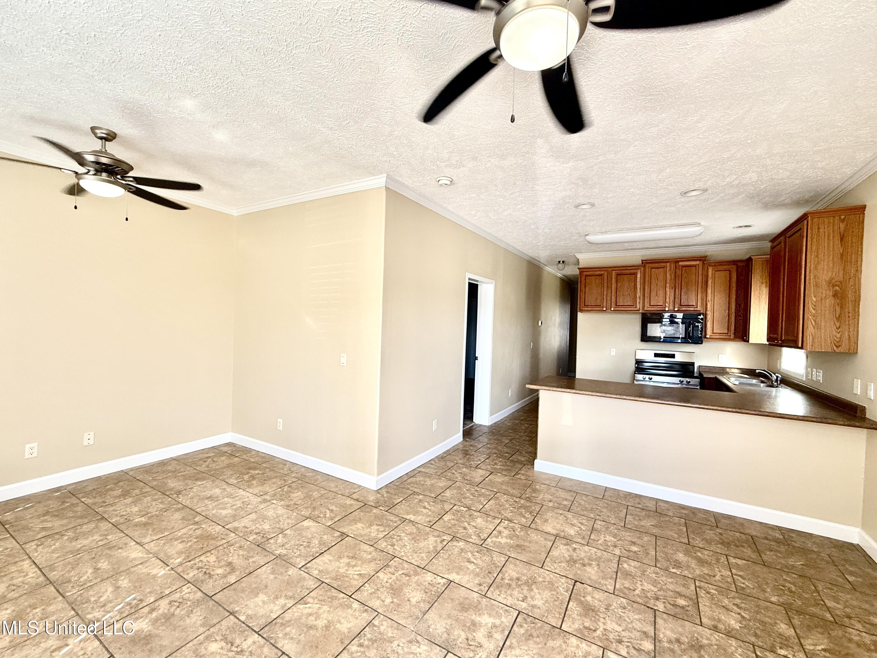 2000 Magazine Street, Unit B Ocean Springs, MS 39564 - Photo 6 of 28 Living rm