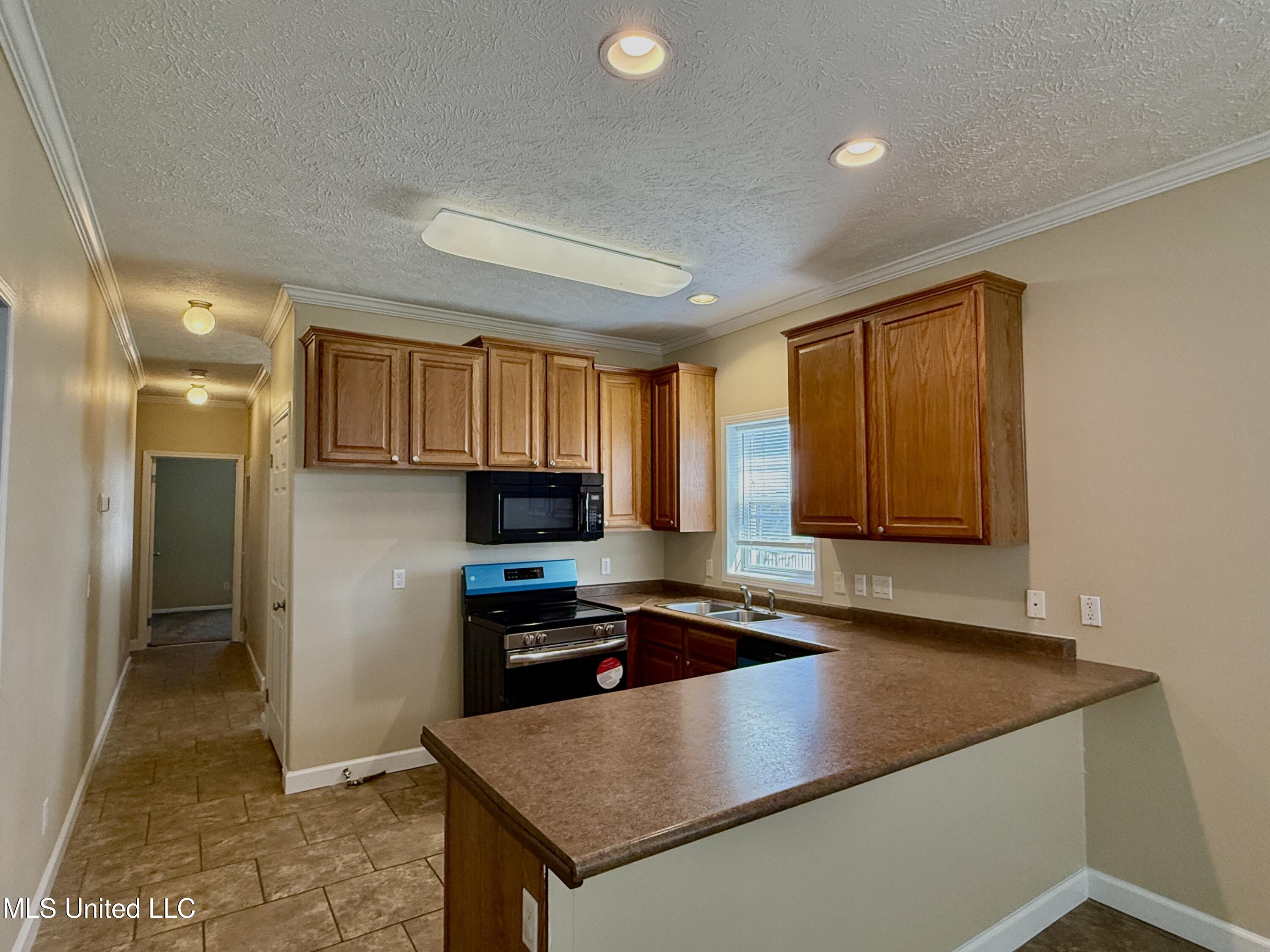 2000 Magazine Street, Unit B Ocean Springs, MS 39564 - Photo 8 of 28 Lots of light