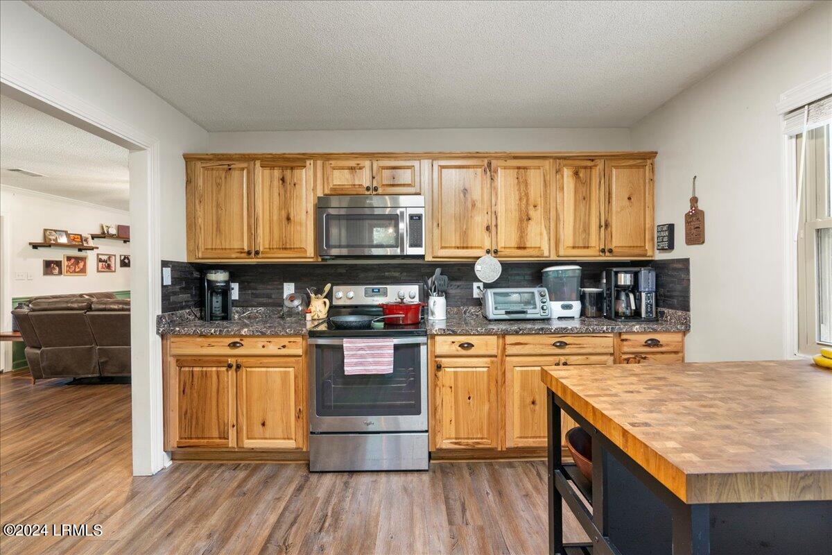 22 Holly Hall Road Beaufort, SC 29907 - Photo 14 of 34 15-Kitchen