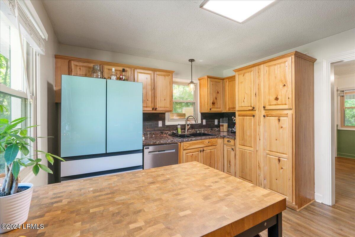 22 Holly Hall Road Beaufort, SC 29907 - Photo 15 of 34 16-Kitchen