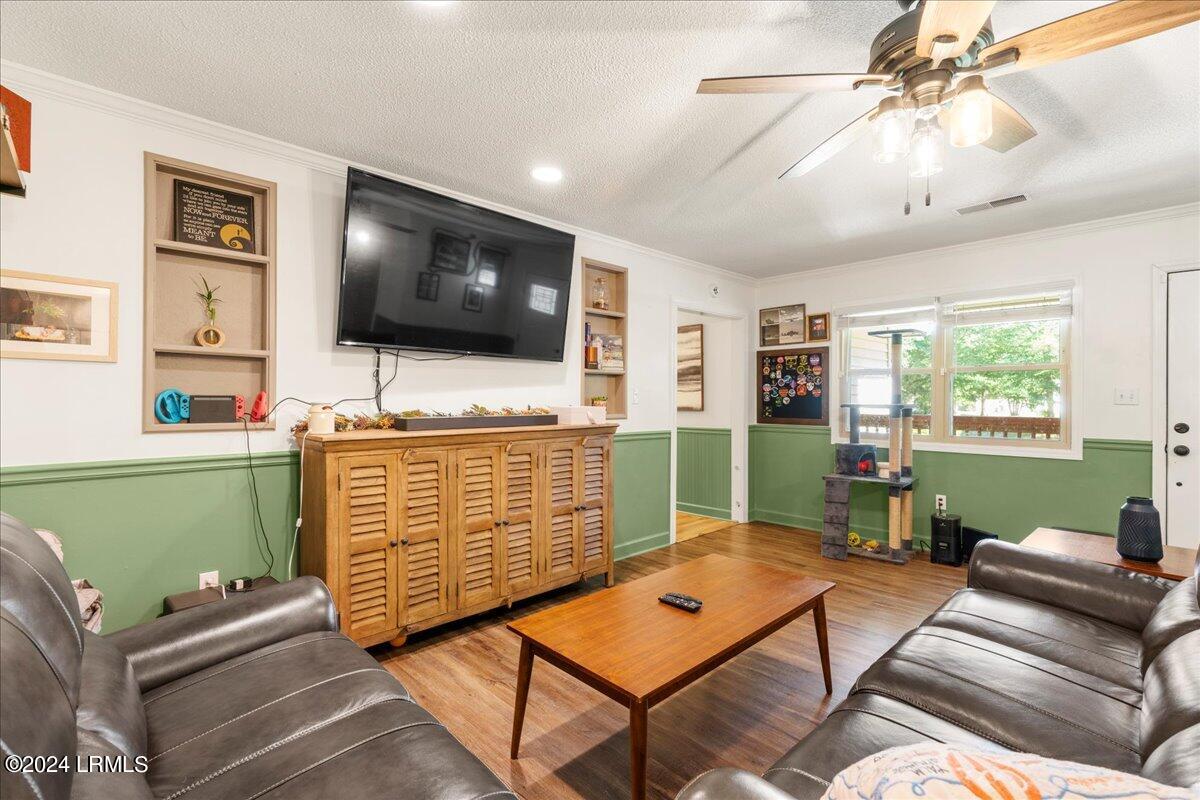 22 Holly Hall Road Beaufort, SC 29907 - Photo 8 of 34 08-Living Room
