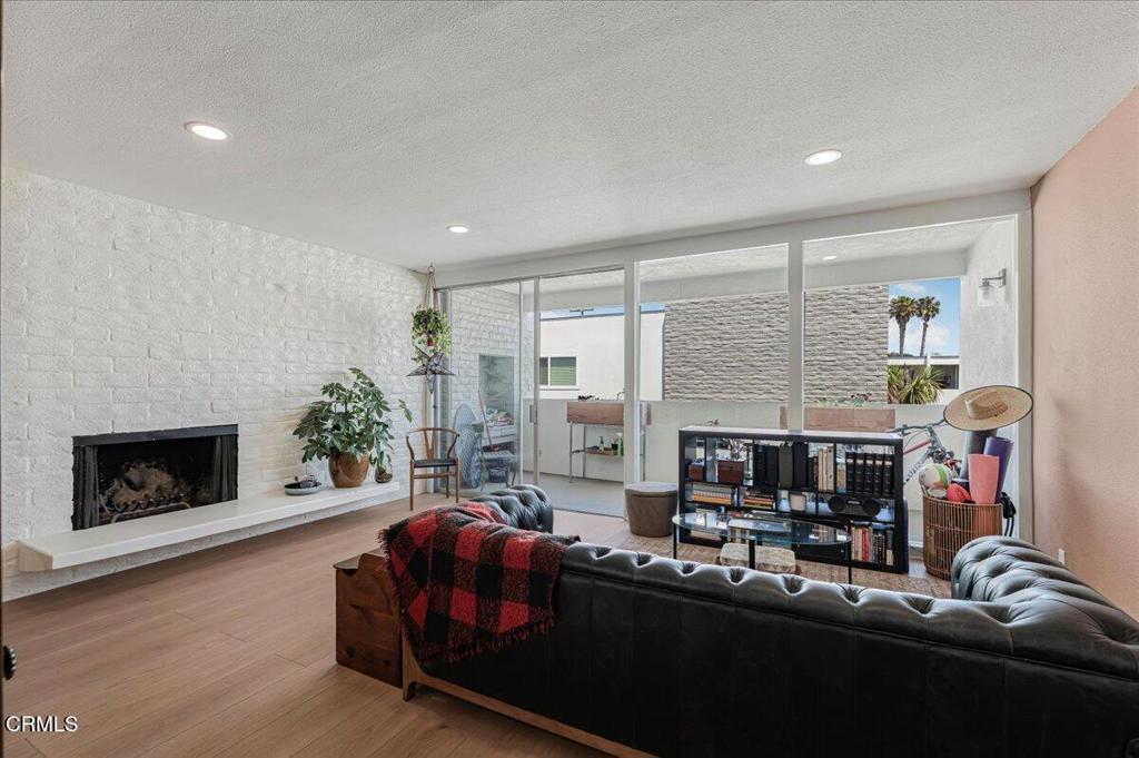 1357 Edgewood Way Oxnard, CA 93030 - Photo 6 of 34 04-DSC05970