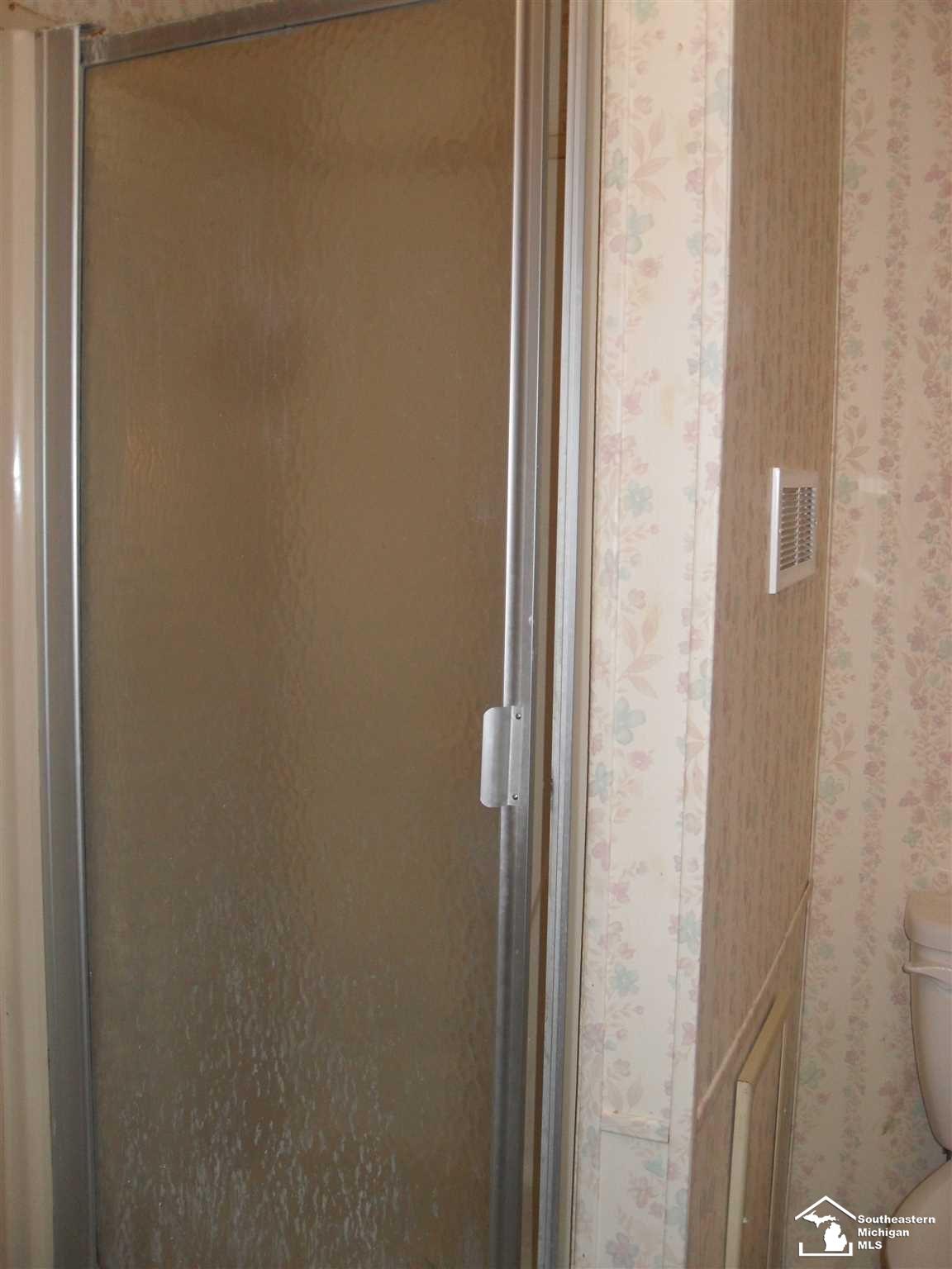 300 Highlands Temperance, MI 48182 - Photo 16 of 21