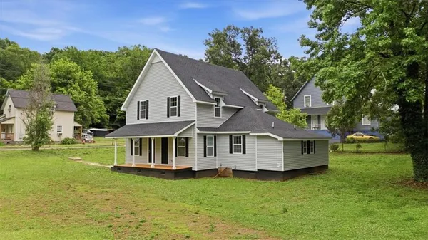 a view of a house with a yard