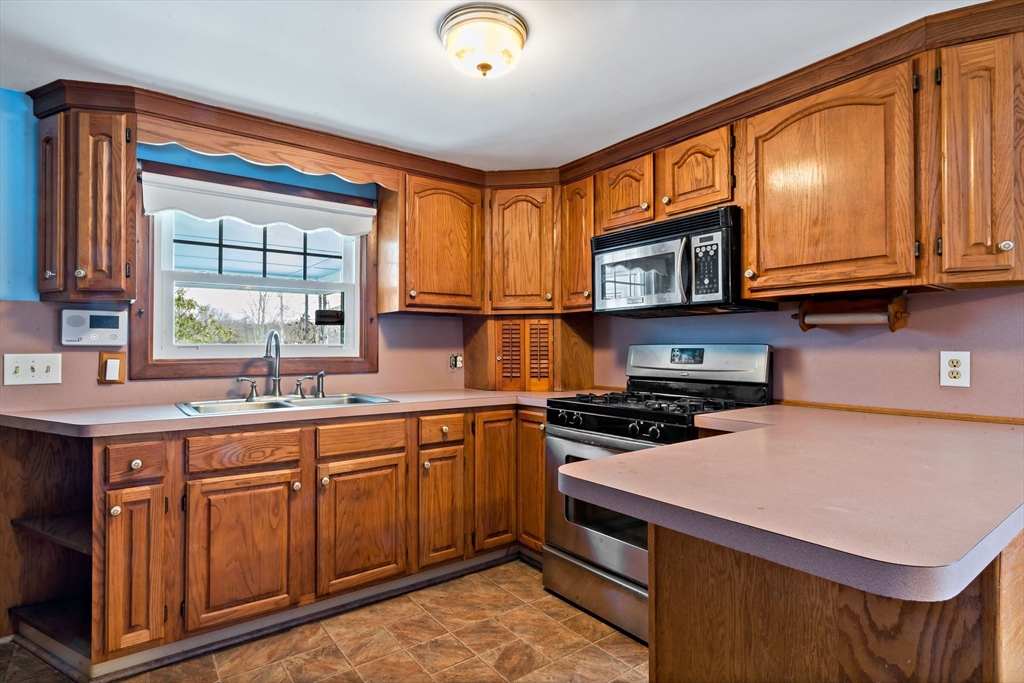 146 Swansom Road Swansea, MA 02777 - Photo 4 of 32 Gallery Image 4