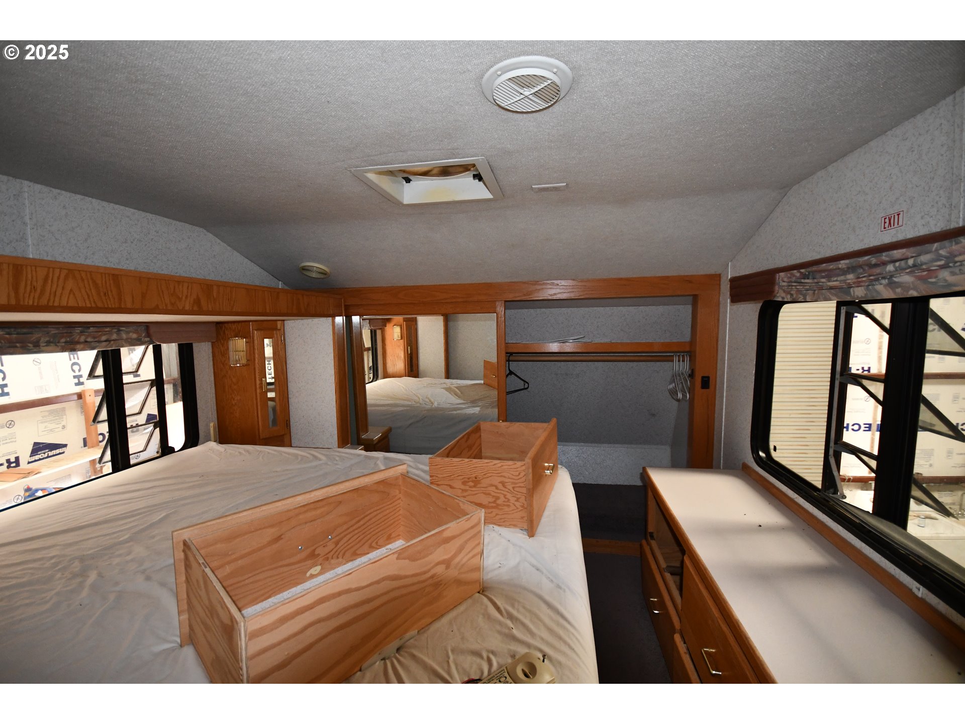 4397 Browns Creek Road The Dalles, OR 97058 - Photo 33 of 37 a bedroom with a large bed and windows