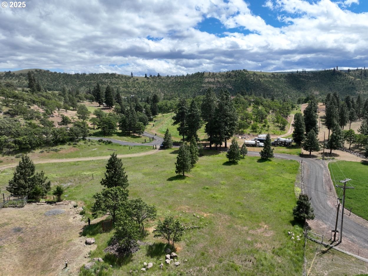 4397 Browns Creek Road The Dalles, OR 97058 - Photo 9 of 37 a view of a town with mountains in the background