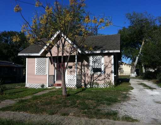 1430 14th Street Corpus Christi, TX 78404 - Photo 1 of 2 a front view of a house with a garden