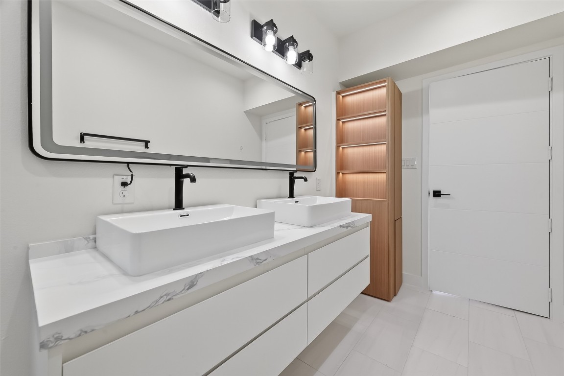 9022 Ferdinand Street Houston, TX 77051 - Photo 19 of 25 Primary mood mirror...because the lighting should hype you up too!