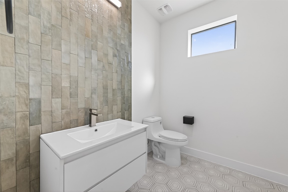 9022 Ferdinand Street Houston, TX 77051 - Photo 8 of 25 A Powder Room so cute that it deserves its own open house!