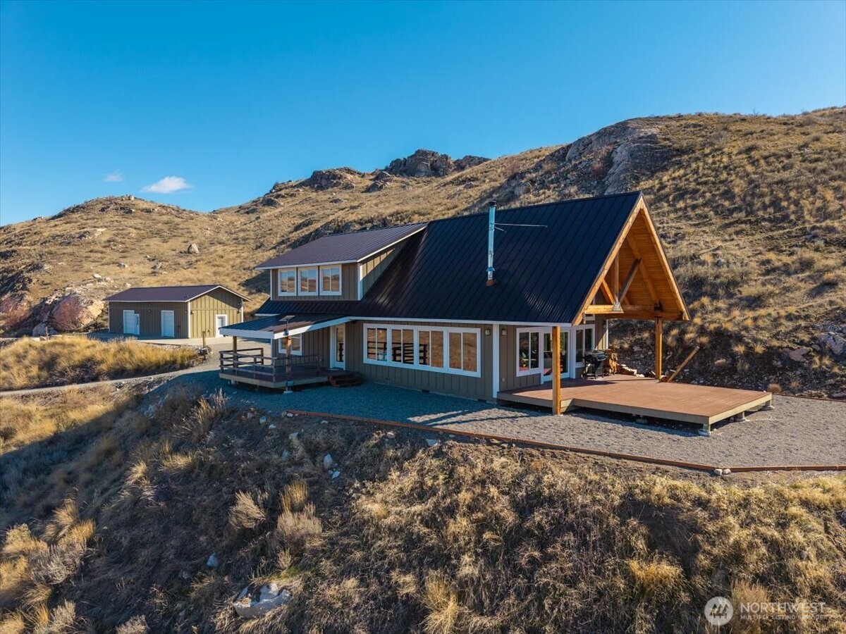 a view of house with front yard