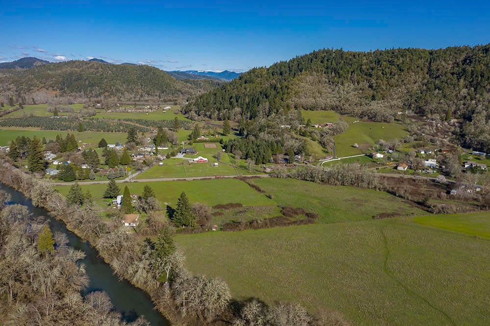 563 Glenbrook Loop Road Riddle, OR 97469 - Photo 33 of 38 28