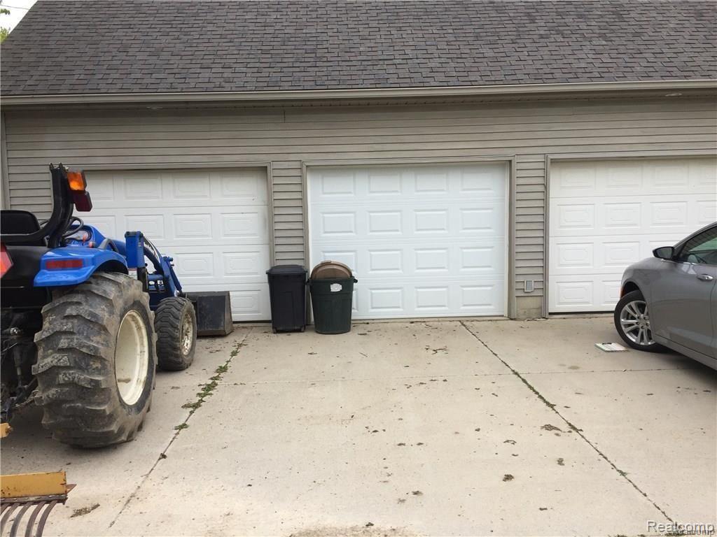 3 car attached garage.jpg
