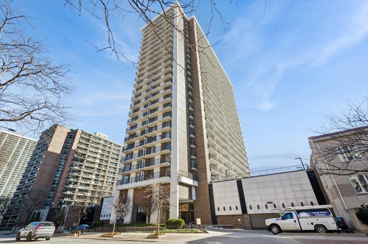 5855 North Sheridan Road, Unit 9B Chicago, IL 60660 - Photo 1 of 18 Gallery Image 1