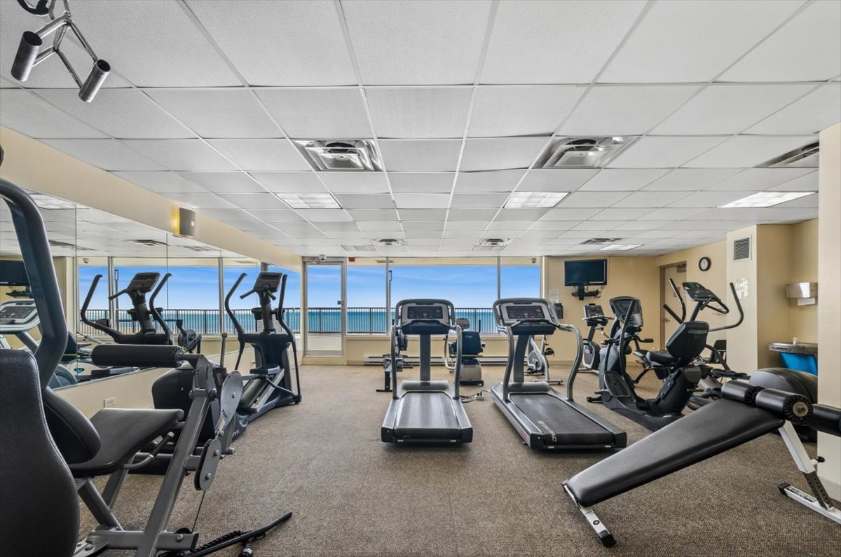 5855 North Sheridan Road, Unit 9B Chicago, IL 60660 - Photo 14 of 18 Gallery Image 14