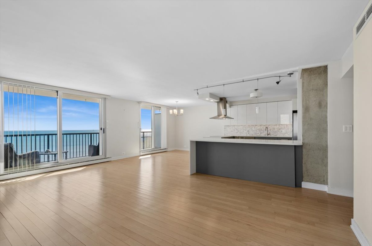 5855 North Sheridan Road, Unit 9B Chicago, IL 60660 - Photo 3 of 18 Gallery Image 3