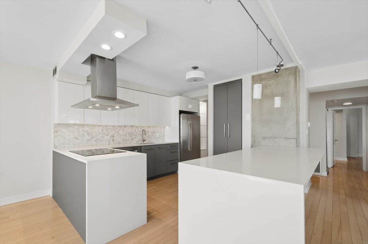 5855 North Sheridan Road, Unit 9B Chicago, IL 60660 - Photo 4 of 18 Gallery Image 4