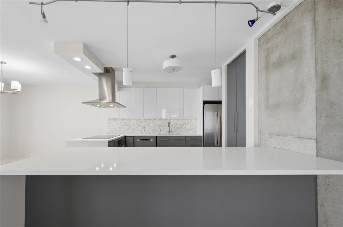 5855 North Sheridan Road, Unit 9B Chicago, IL 60660 - Photo 5 of 18 Gallery Image 5