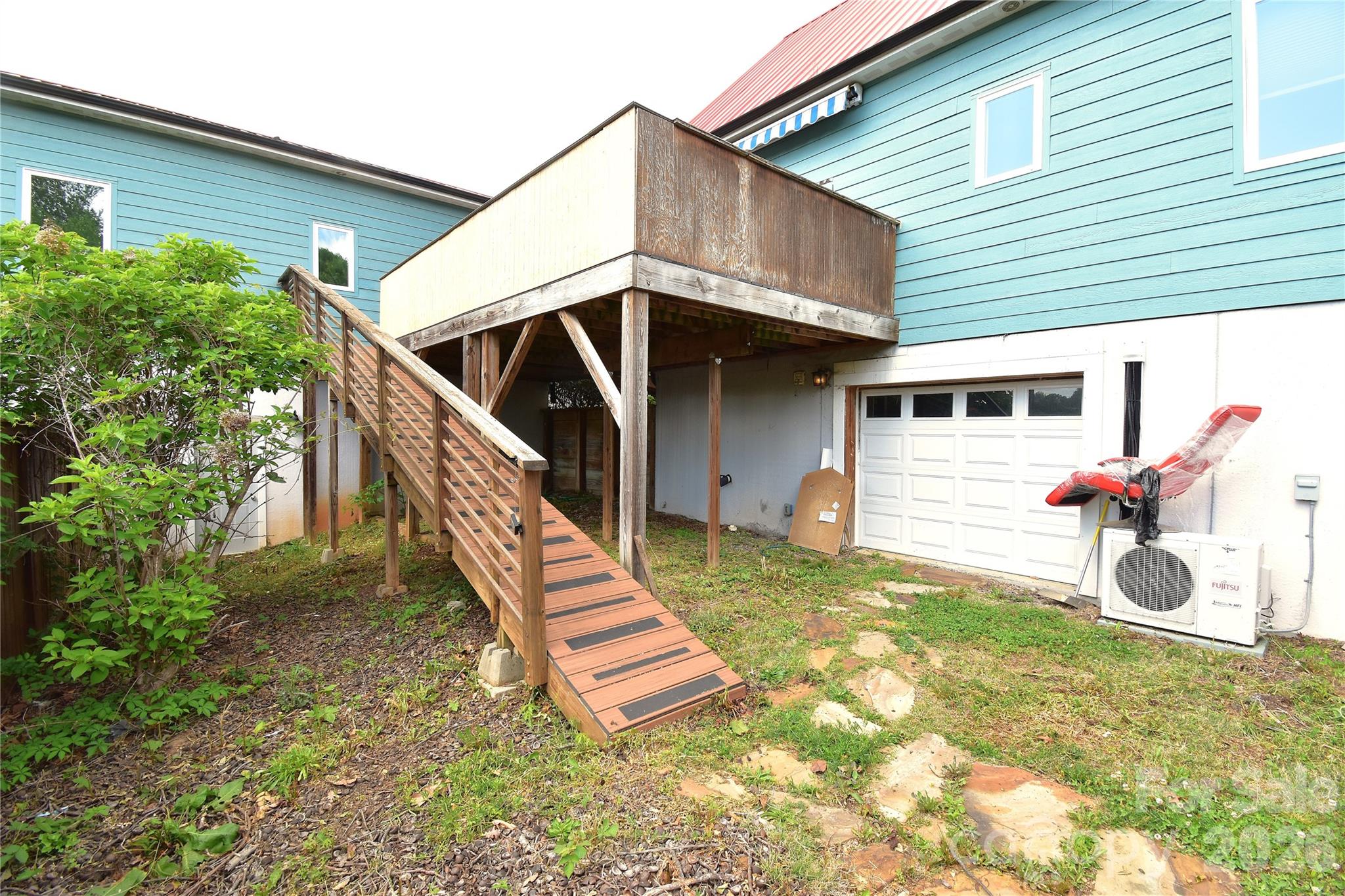 6 Belvedere Road Asheville, NC 28803 - Photo 26 of 33 a backyard of a house with table and chairs