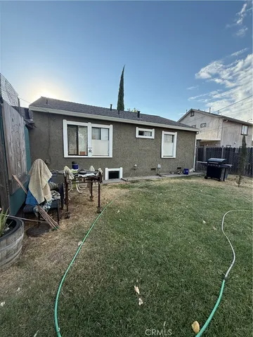 a view of a house with backyard