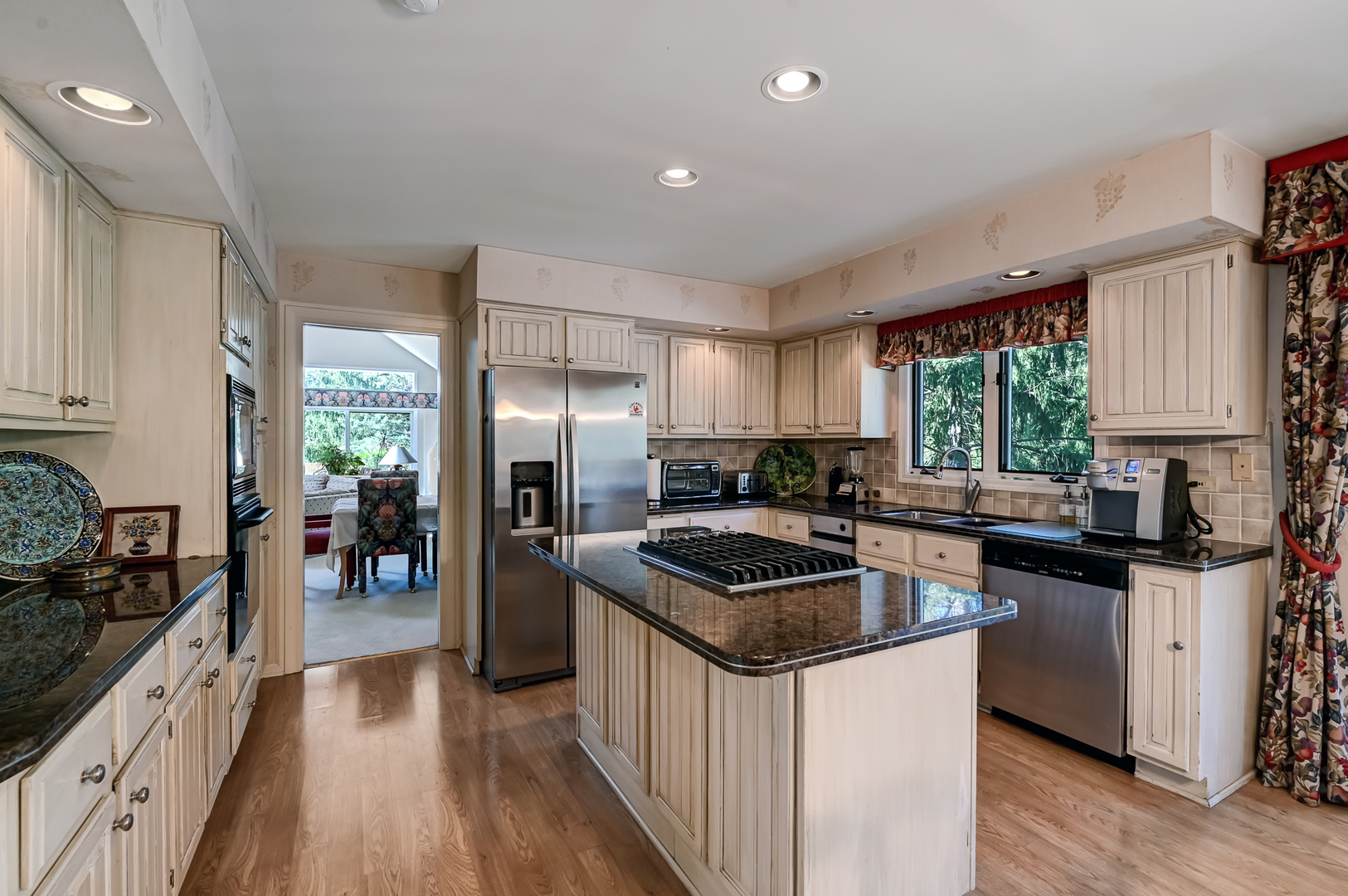 34 Pin Oak Court Burr Ridge, IL 60527 - Photo 11 of 36 Gallery Image 11