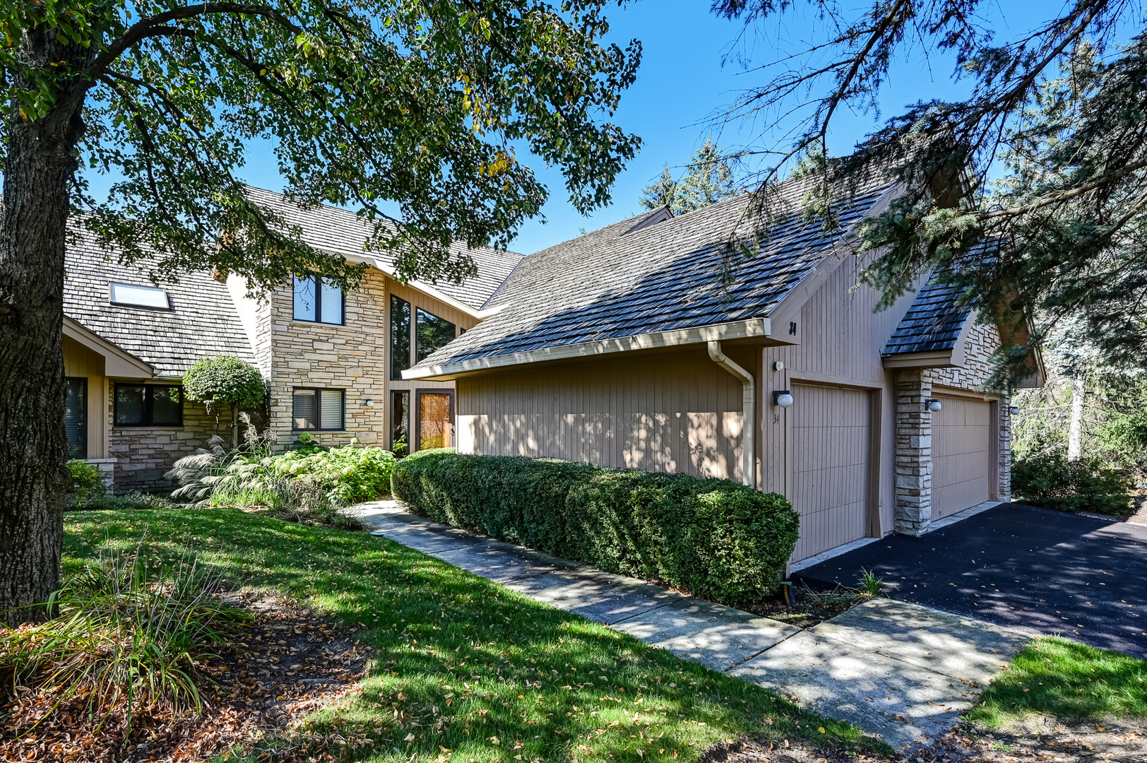 34 Pin Oak Court Burr Ridge, IL 60527 - Photo 2 of 2 a front view of a house with garden