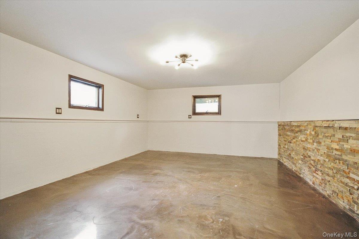 102 Old Post Road Marlboro, NY 12542 - Photo 38 of 46 an empty room with windows