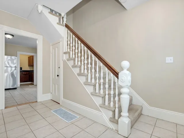 a view of entryway with livingroom