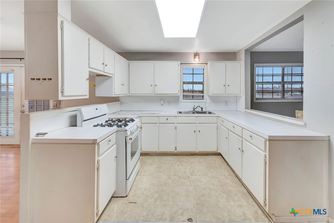 4002 Callis Street Victoria, TX 77901 - Photo 9 of 27