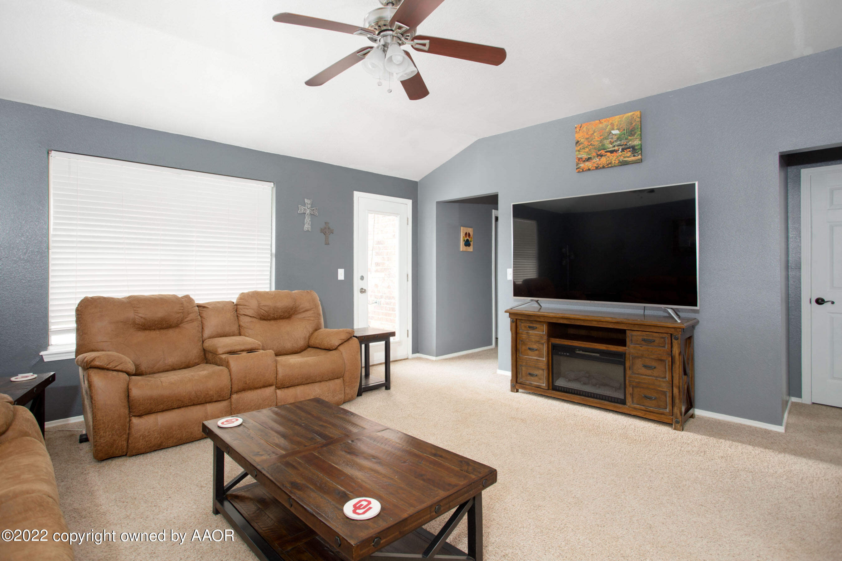 1121 Rushmore Drive Amarillo, TX 79110 - Photo 3 of 22 Living Room Area