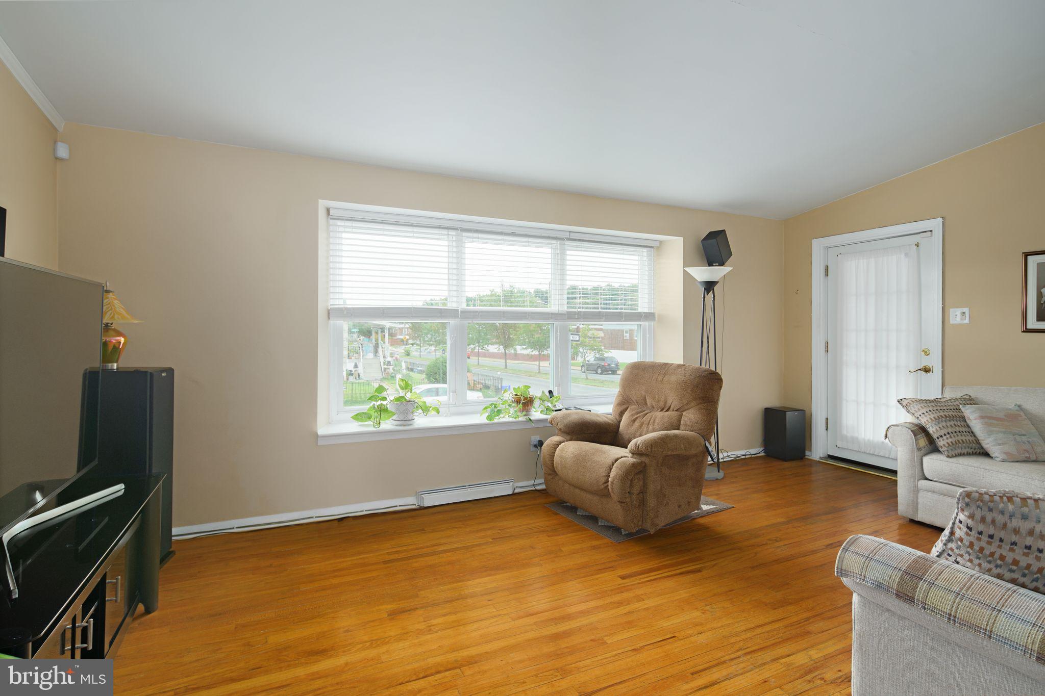 8900 Blue Grass Road Philadelphia, PA 19152 - Photo 8 of 31 Living Room