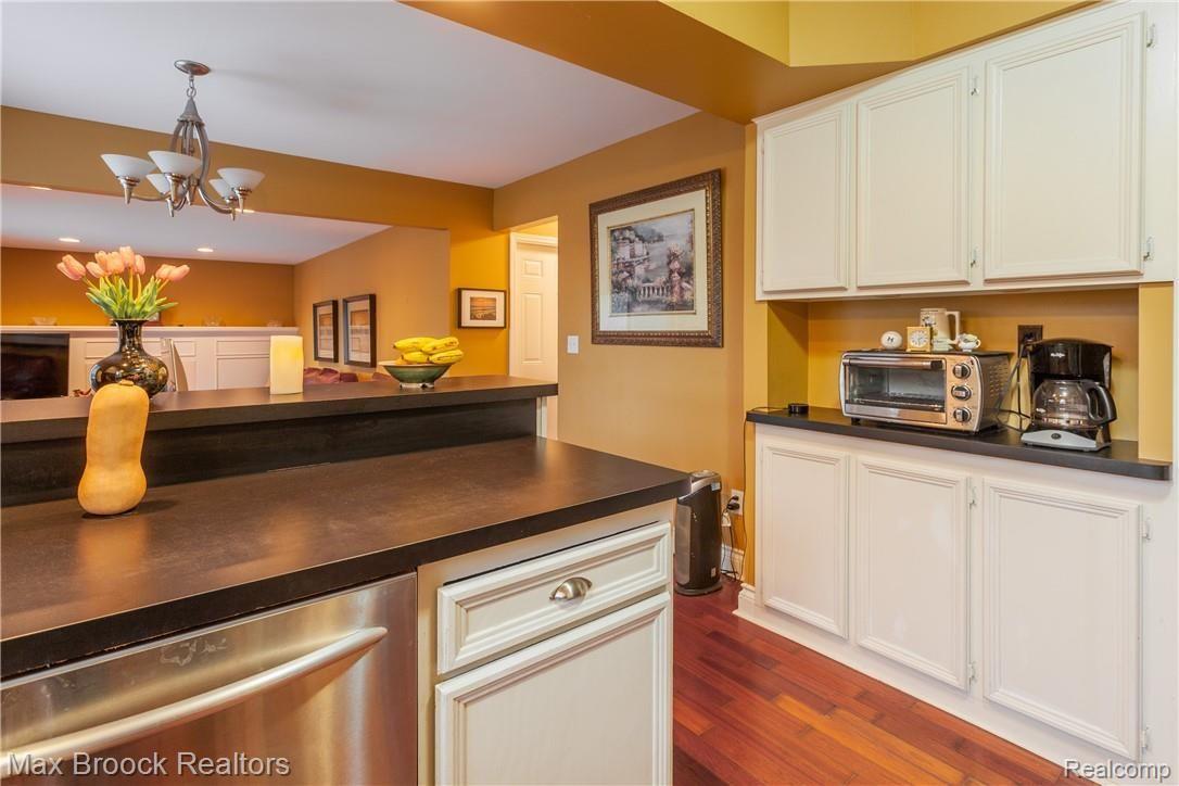 42937 Arlington Road Canton, MI 48187 - Photo 11 of 27 IMG_9526.jpg