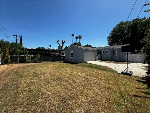 a view of a backyard