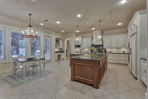 $1,795,000 | 27 South Knightsgate Circle, The Woodlands, TX 77382