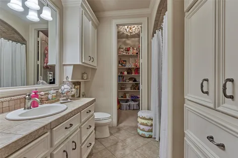 $1,795,000 | 27 South Knightsgate Circle, The Woodlands, TX 77382