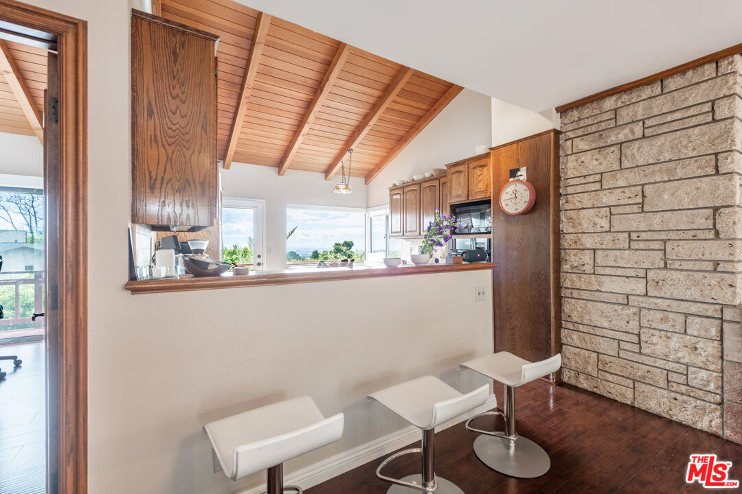 704 Rochedale Way Los Angeles, CA 90049 - Photo 11 of 33 Gallery Image 11