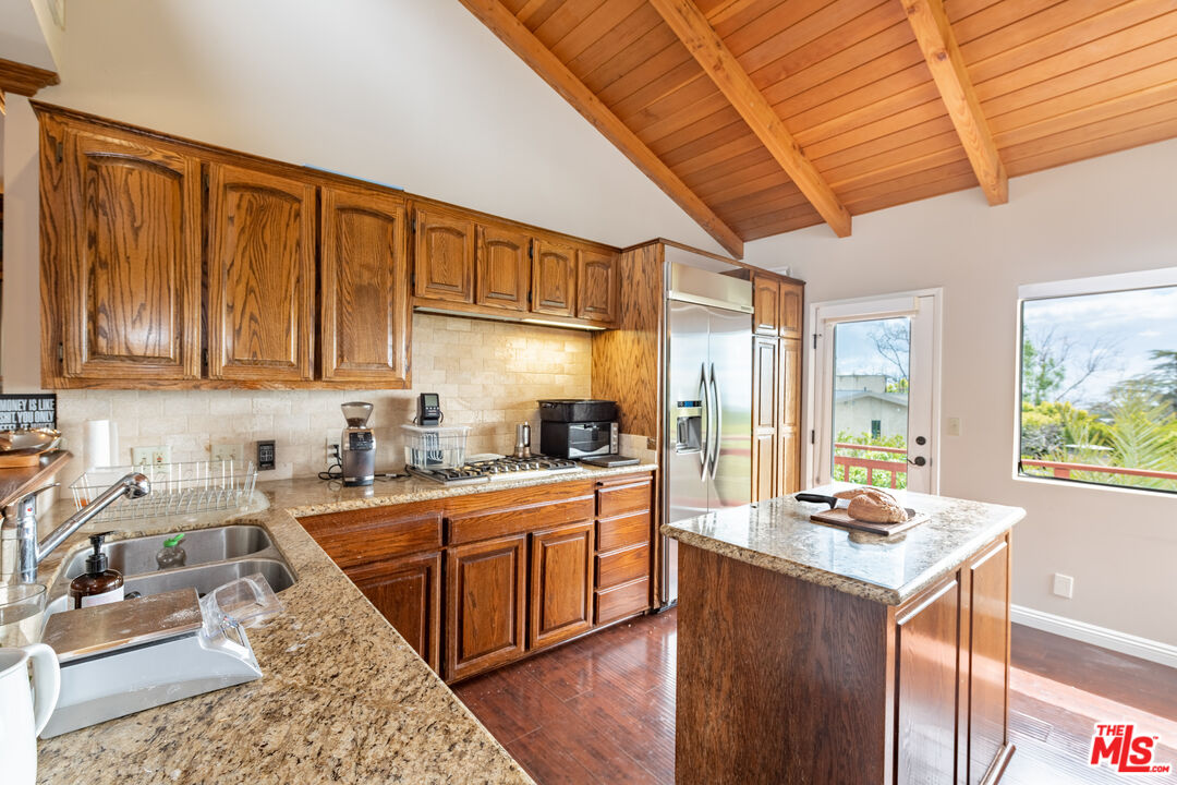 704 Rochedale Way Los Angeles, CA 90049 - Photo 12 of 33 Gallery Image 12