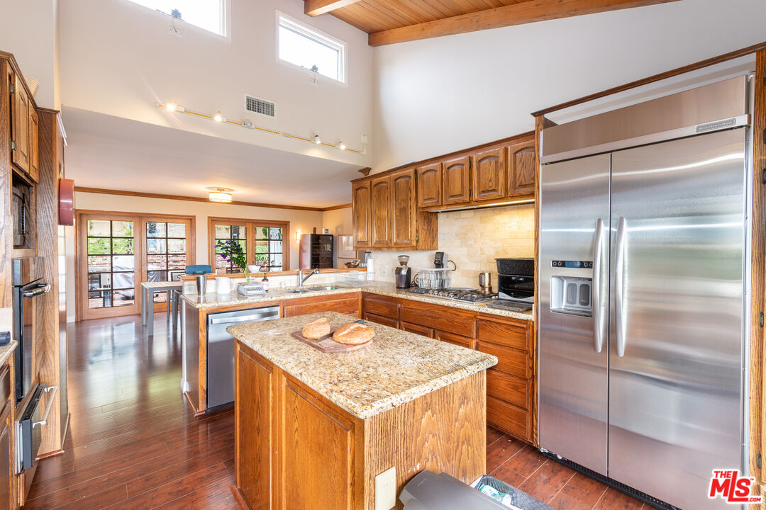 704 Rochedale Way Los Angeles, CA 90049 - Photo 13 of 33 Gallery Image 13