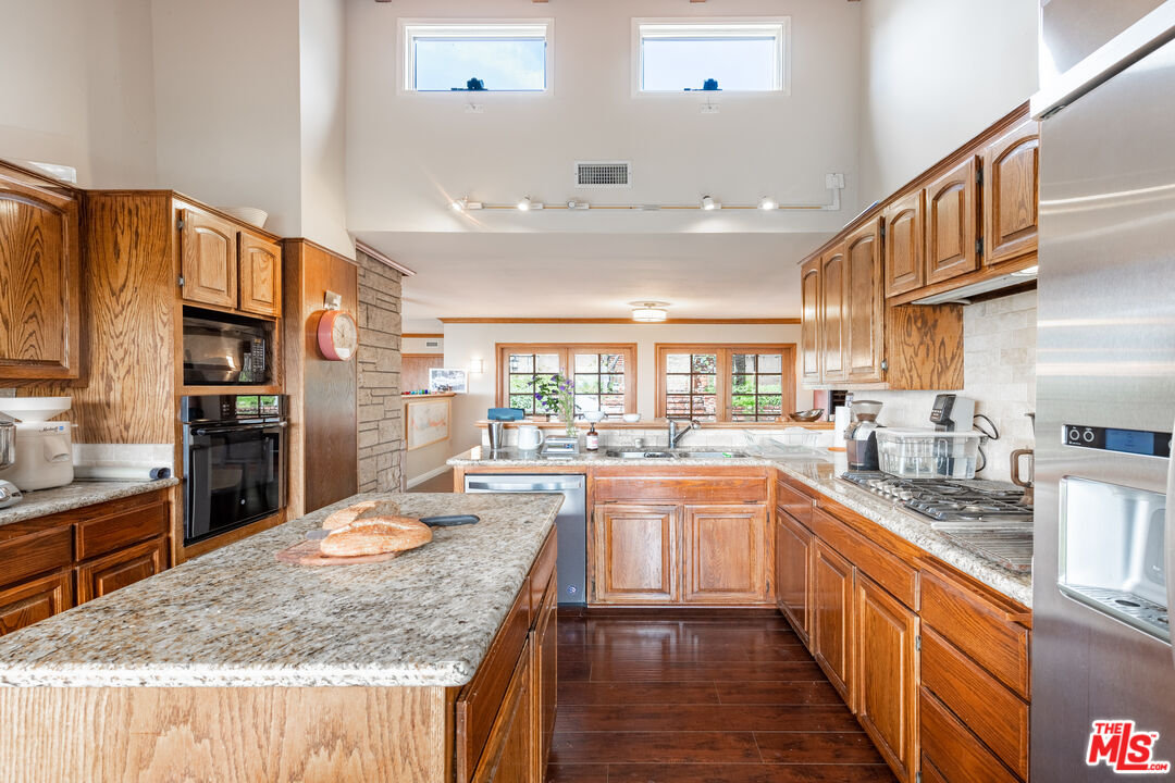 704 Rochedale Way Los Angeles, CA 90049 - Photo 14 of 33 Gallery Image 14