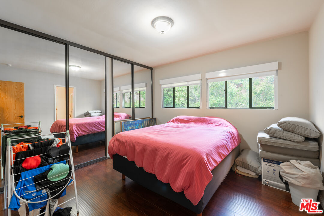 704 Rochedale Way Los Angeles, CA 90049 - Photo 17 of 33 Gallery Image 17