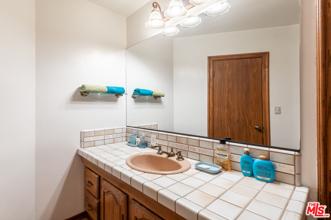 704 Rochedale Way Los Angeles, CA 90049 - Photo 18 of 33 Gallery Image 18