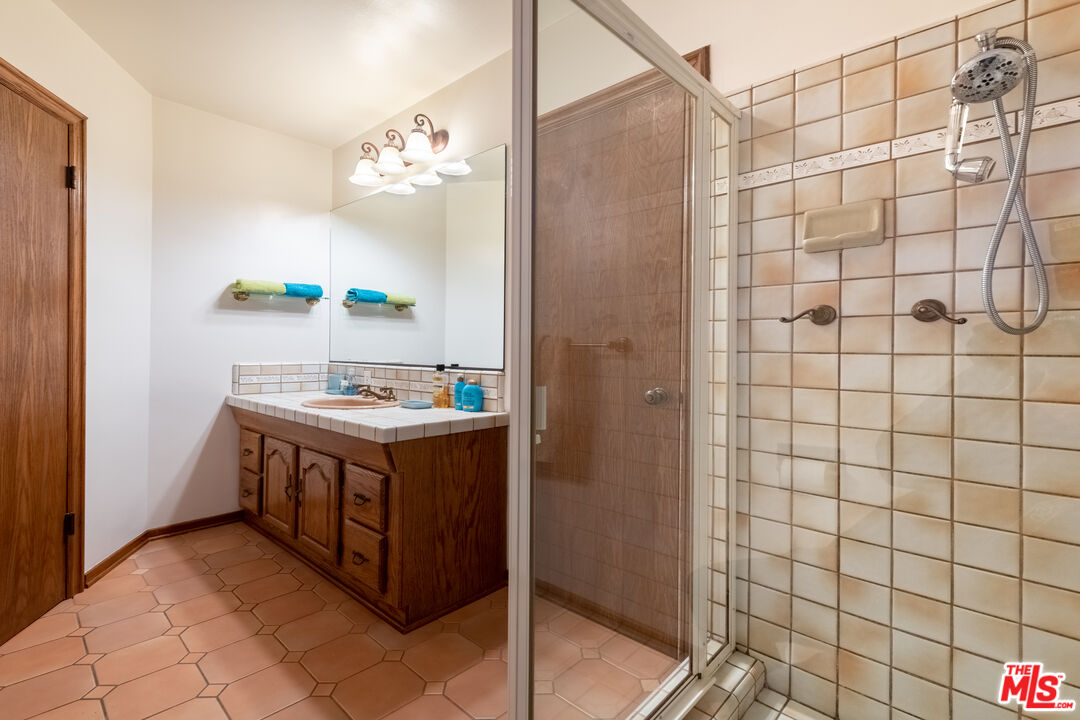 704 Rochedale Way Los Angeles, CA 90049 - Photo 19 of 33 Gallery Image 19