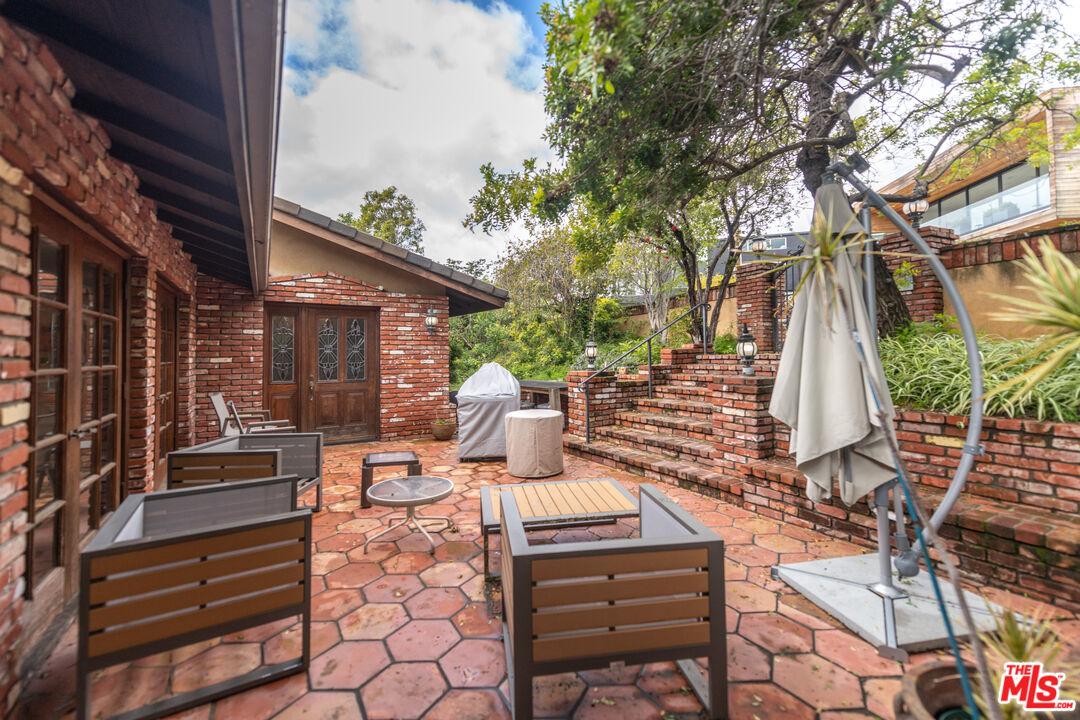 704 Rochedale Way Los Angeles, CA 90049 - Photo 2 of 33 Gallery Image 2