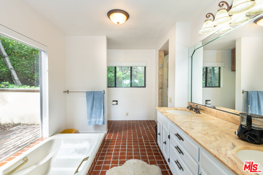 704 Rochedale Way Los Angeles, CA 90049 - Photo 21 of 33 Gallery Image 21