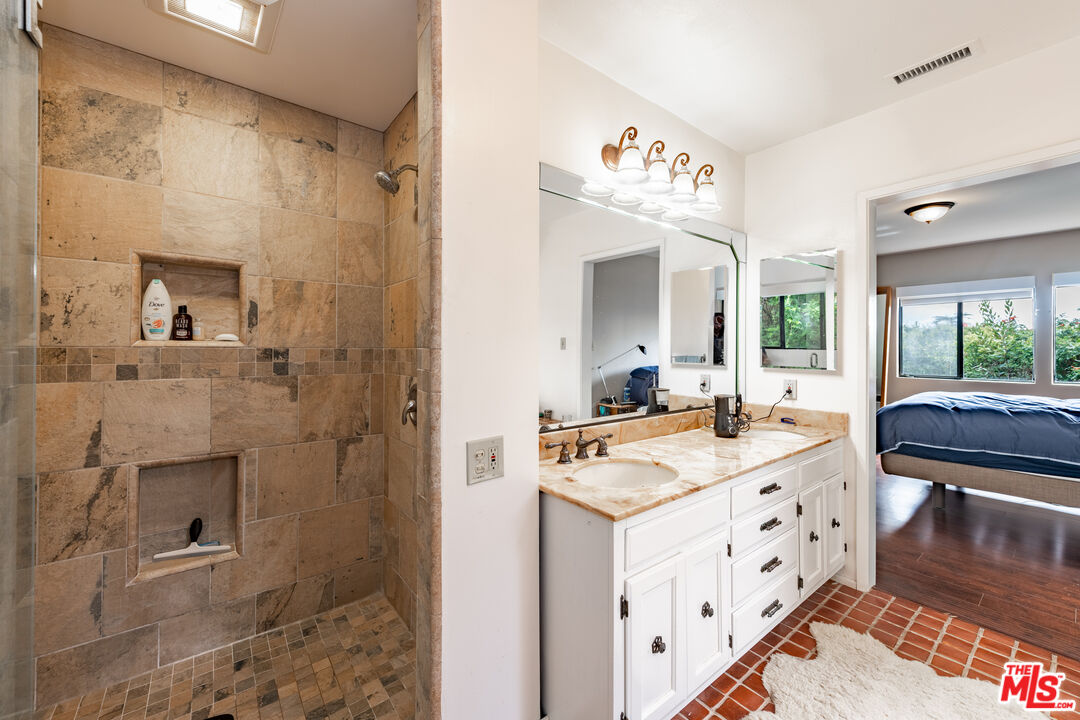704 Rochedale Way Los Angeles, CA 90049 - Photo 22 of 33 Gallery Image 22