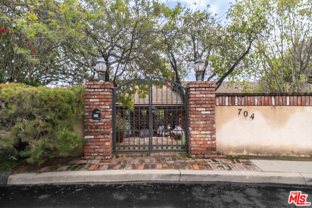 704 Rochedale Way Los Angeles, CA 90049 - Photo 3 of 33 Gallery Image 3
