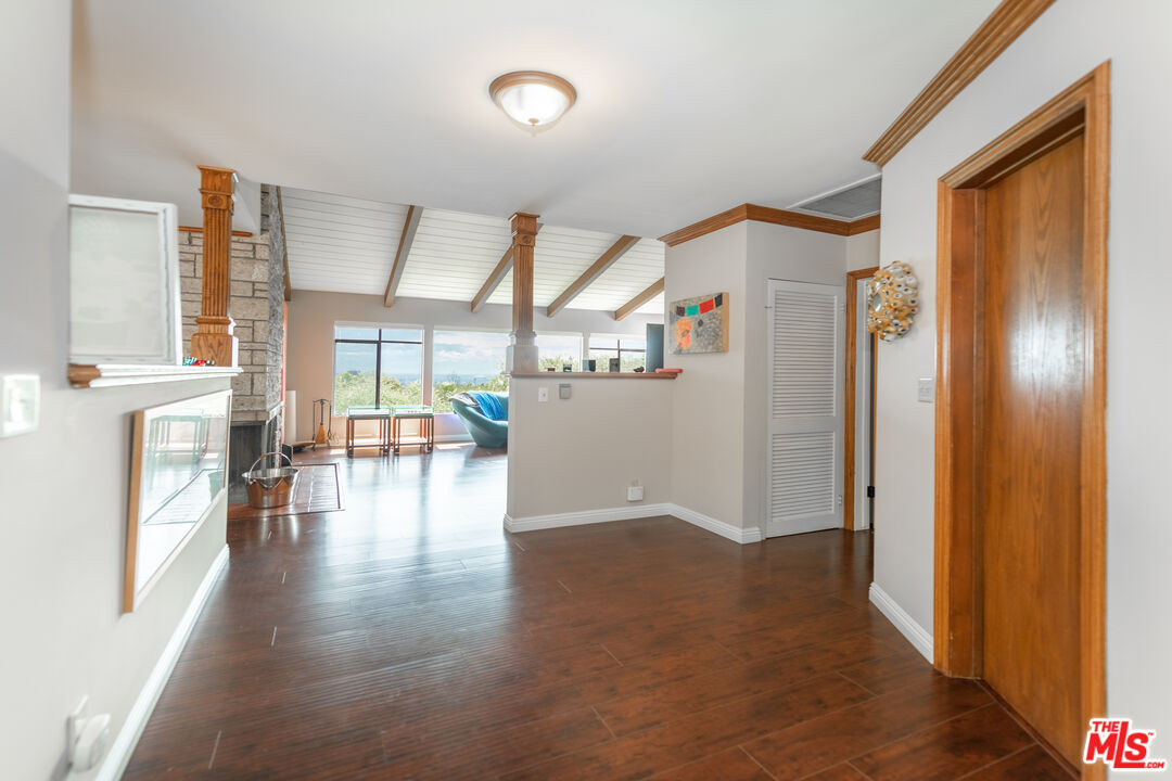 704 Rochedale Way Los Angeles, CA 90049 - Photo 4 of 33 Gallery Image 4