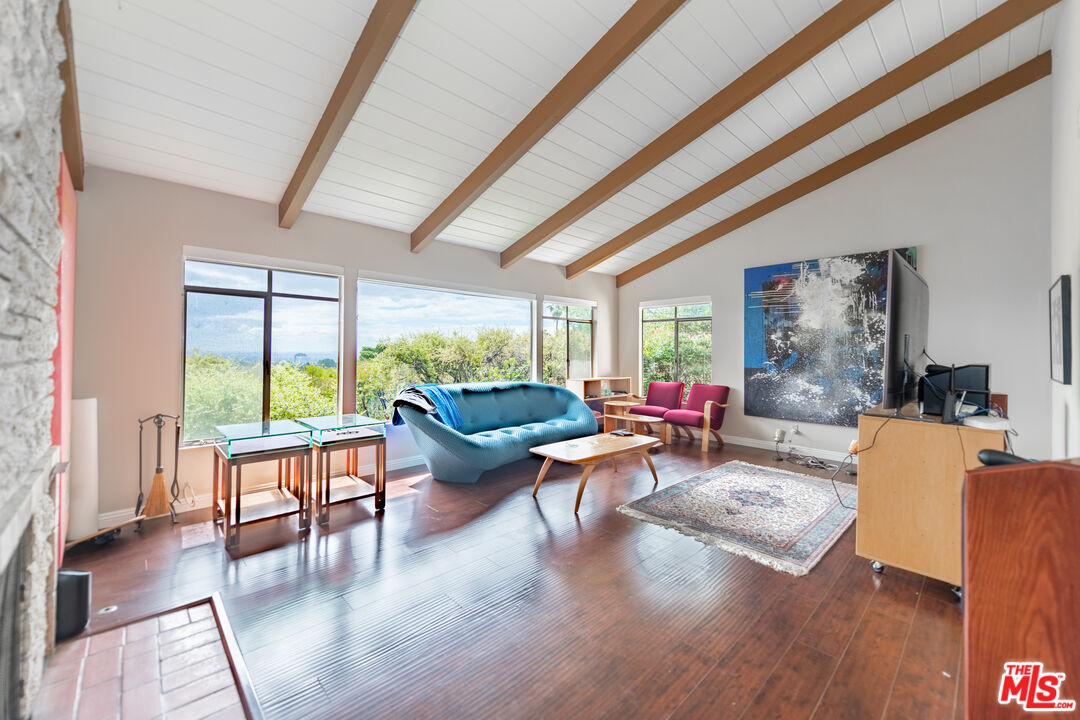 704 Rochedale Way Los Angeles, CA 90049 - Photo 5 of 33 Gallery Image 5