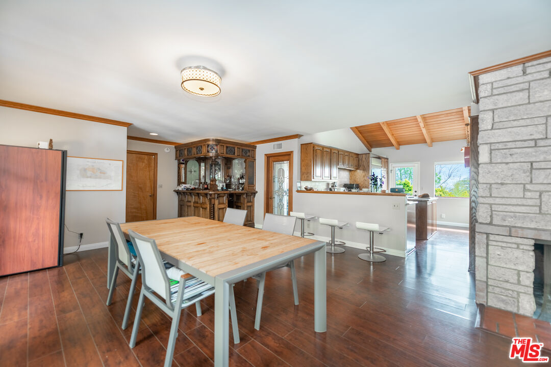 704 Rochedale Way Los Angeles, CA 90049 - Photo 9 of 33 Gallery Image 9